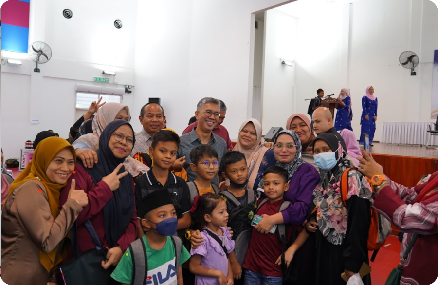In a remarkable event held at Dewan MBSA Kemuning Utama, we extended our support to 200 primary school students from B40 backgrounds. Our purpose was to assist lower-income families in preparing for the upcoming school year. This initiative falls within our commitment to Human Capital and Education, ensuring that every child has the opportunity to thrive in their educational journey.