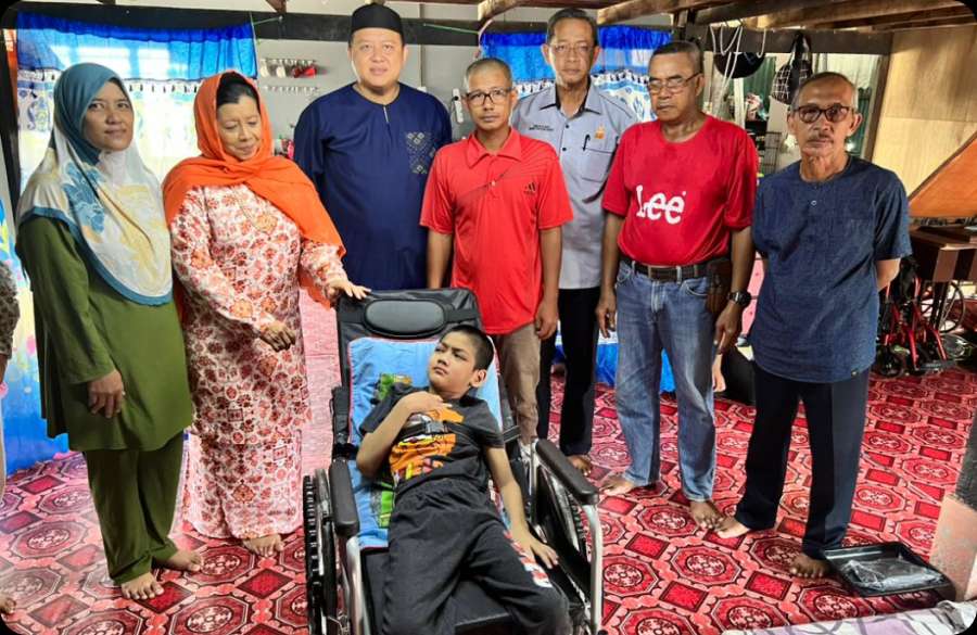 In our ongoing commitment to improving the lives of our community members, YTZA donated a recliner wheelchair to Zafril Rifqi bin Mohd Zaidi in Dun Sungai Air Tawar, focusing on enhancing Human Capital and ensuring better mobility and comfort for those in need.