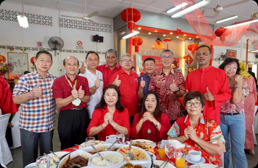 At the Pusat Jagaan Rumah Orang Tua Chik Sin Thong in Klang, we gathered to celebrate Chinese New Year with 28 elderly individuals, ranging from 65 to 95 years old. Our purpose was to create a warm and festive atmosphere, making them feel deeply appreciated during this special time. It's all part of our commitment to Human Capital, ensuring that the elderly in our community receive the care and recognition they truly deserve.
