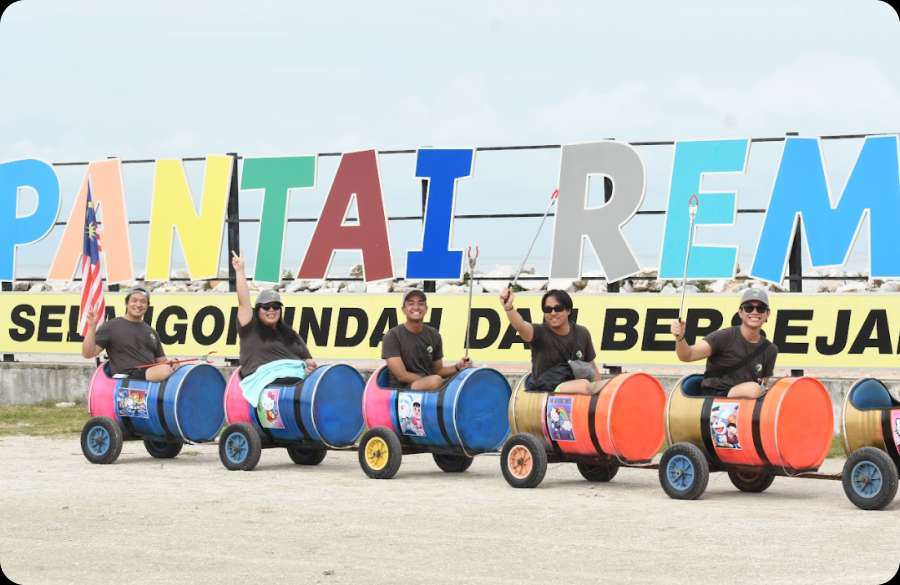 45 dedicated students from UNISEL joined forces at Pantai Remis, Kuala Selangor, for a day of beach cleaning. Their unwavering commitment to the environment and social responsibility exemplifies our mission to protect and preserve our natural paradise.