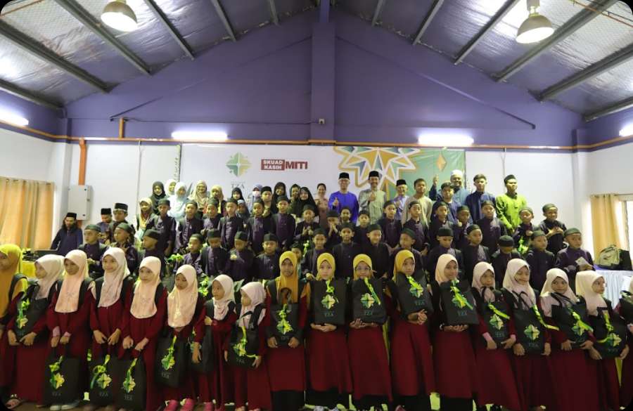 Our hearts and souls unite at Dewan Serbaguna Pangsapuri Seri Ayu as we share the spirit of Ramadan with 75 orphaned children from Pertubuhan Kebajikan dan Pendidikan Al-Mahabbah and Pangsapuri Seri Ayu. Through the Bubur Lambuk & Ihya Ramadan Program, we nourish both bodies and spirits, exemplifying our commitment to Human Capital development.
